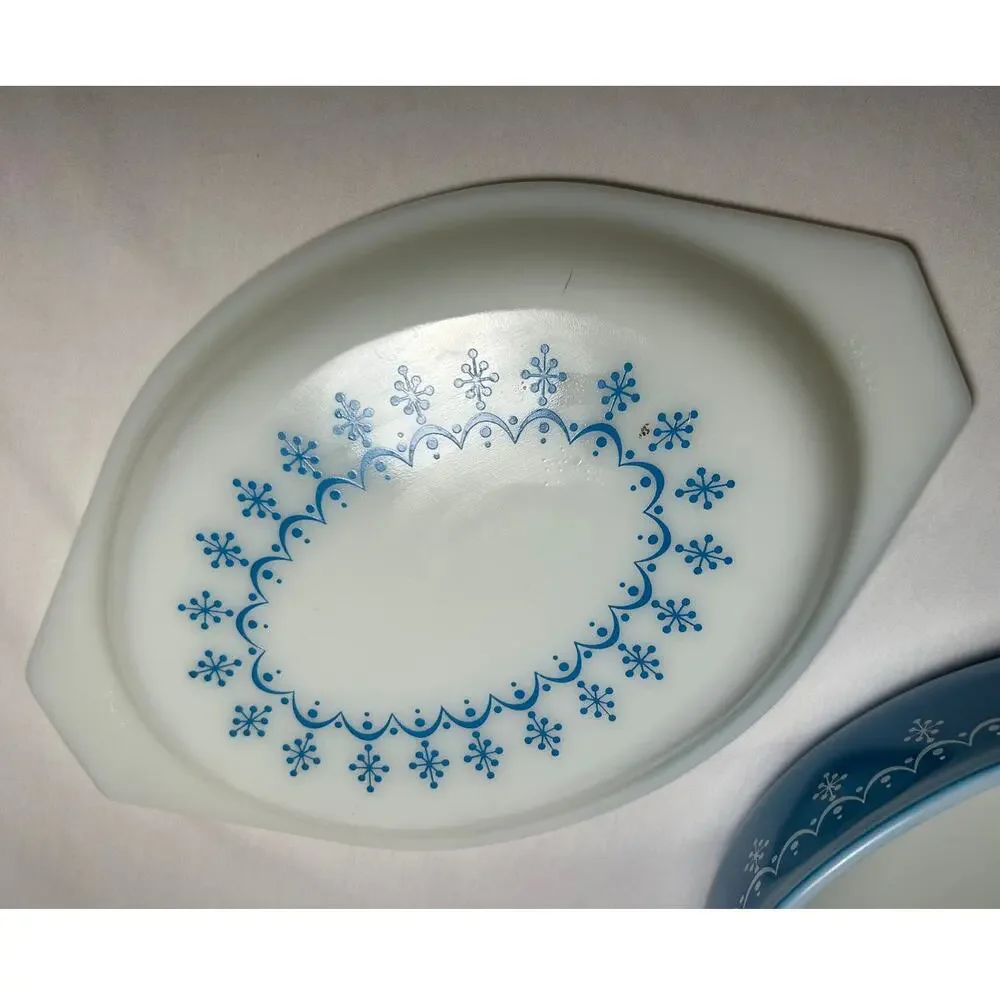 Vintage Pyrex Blue Garland Snowflake casserole dish with lid 1.5 qt